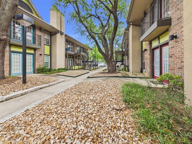 Building Photo - 7685 Northcross Dr