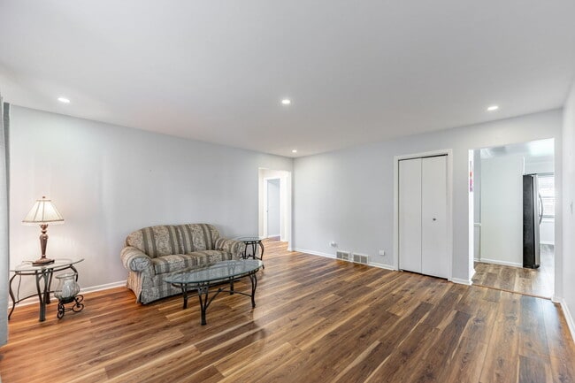 Building Photo - 1000 E Callero Cir