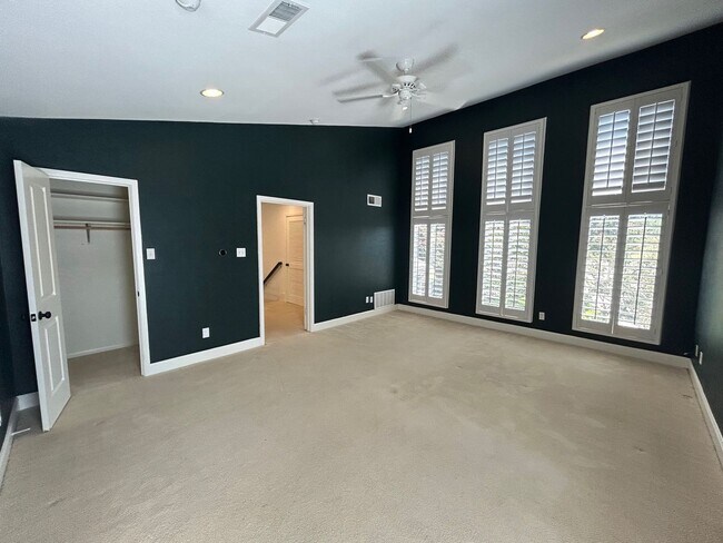 Building Photo - Beautiful Home with Beautiful Views