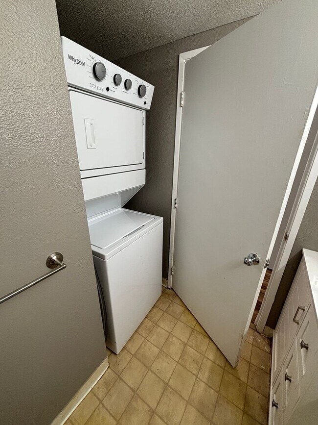 Building Photo - Parkglen at Waikele - 2/2/2 - $2,700