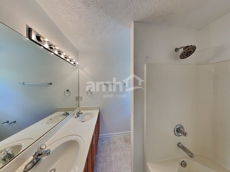 Building Photo - 2126 Burgess Ln