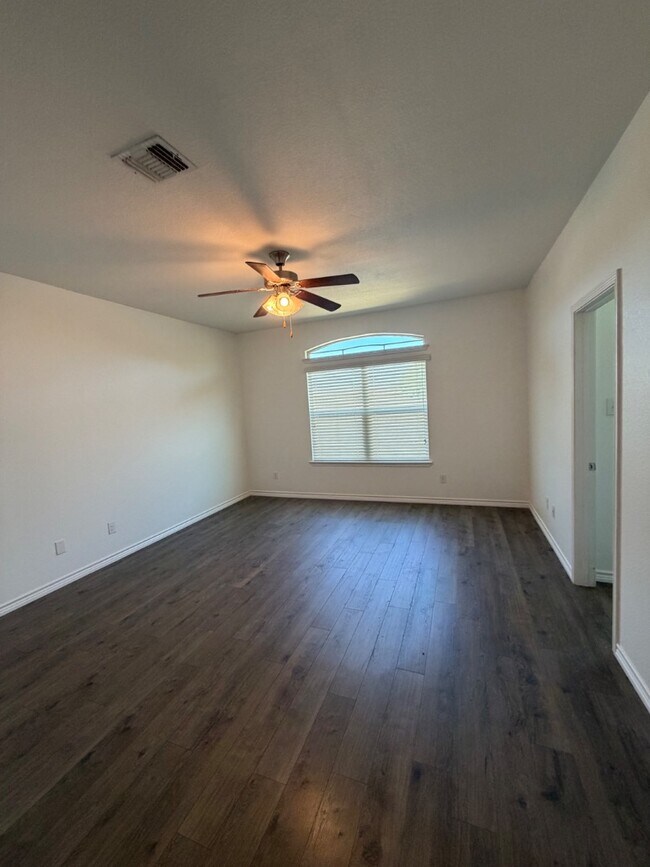 Building Photo - 1114 Emerald Gate Dr