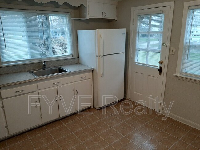 Building Photo - 1222 E 340th St