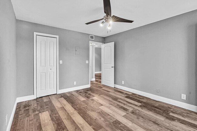 Building Photo - 3300 Pinewalk Dr N