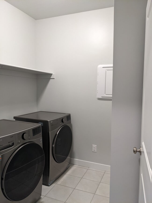 Building Photo - 3293 S Lincoln Ln