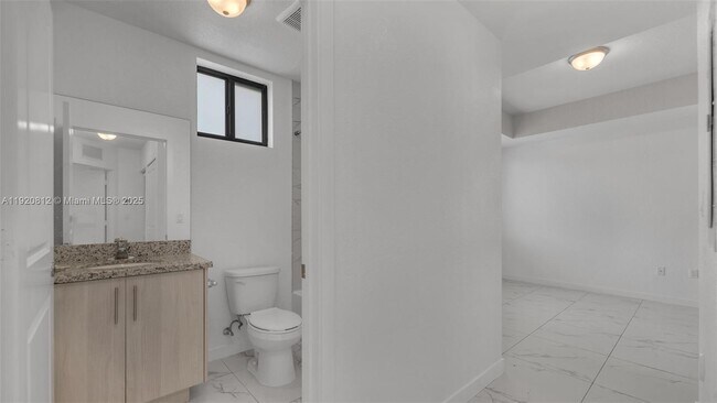 Building Photo - 2400 W 5th Way