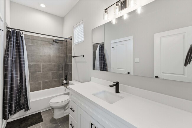 Building Photo - 417 Stonework Garden Ln