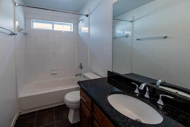 Building Photo - Stunning 4 beds 3 baths in Spring!