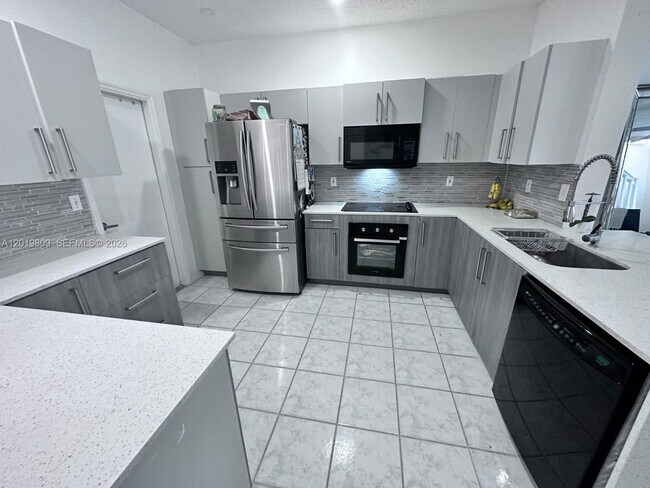 Building Photo - 2078 Madeira Dr