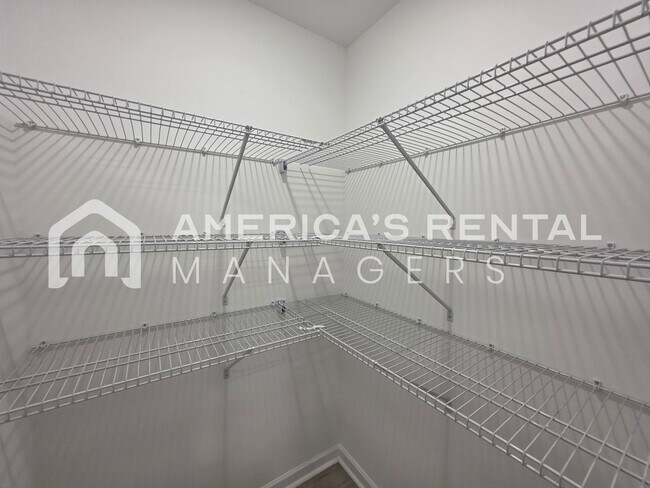 Building Photo - Space to Live, Style to Love!
