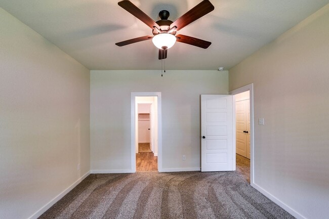 Building Photo - AVAILABLE NOW! GORGEOUS 4 BEDROOM DUPLEX L...