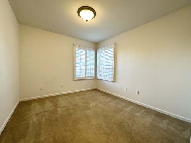 Building Photo - 689 Regency Park Cir