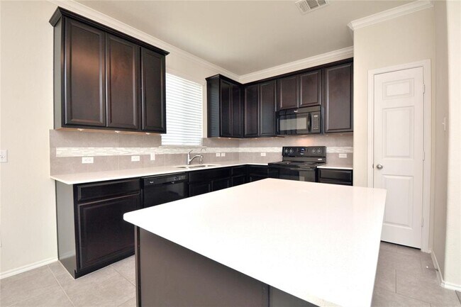 Building Photo - 113 Thrasher Cv