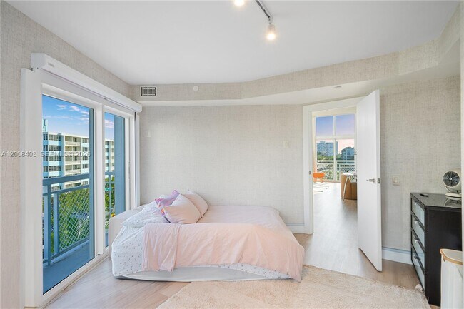 Building Photo - 1701 Sunset Harbour Dr