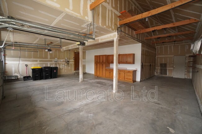 Building Photo - 1702 W Dry Creek Rd