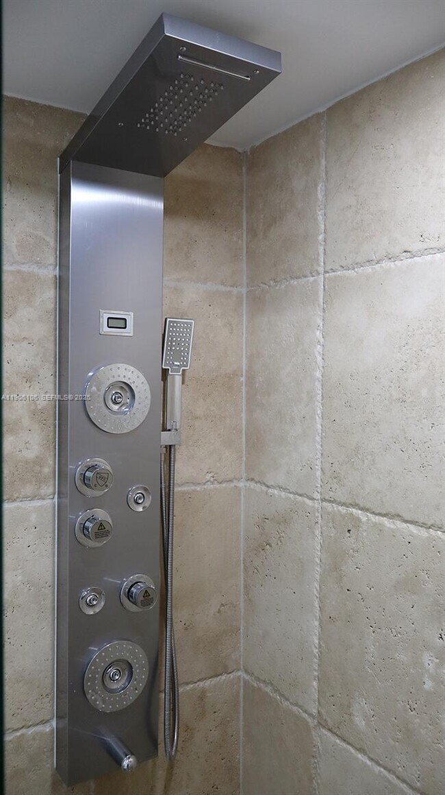 Building Photo - 18181 NE 31st Ct