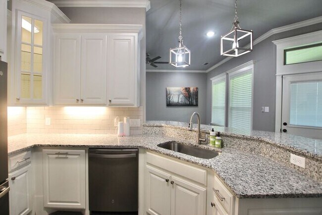 Building Photo - Coming Soon! Stunning 3 Bed 2 Bath Home on...