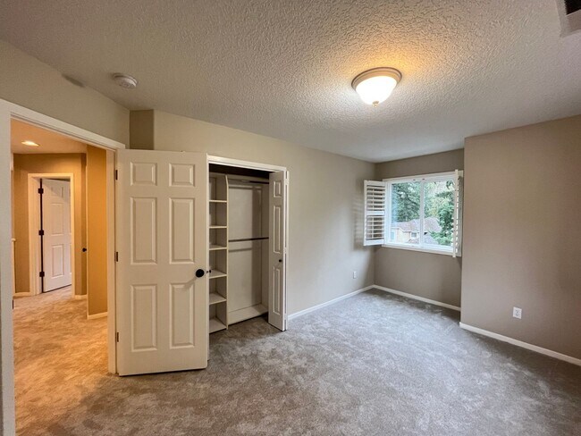 Building Photo - Immaculate 4 bedroom, 3.5 bathroom, tri-level Home in Tigard!! Expansive Views, Office space, Gam...