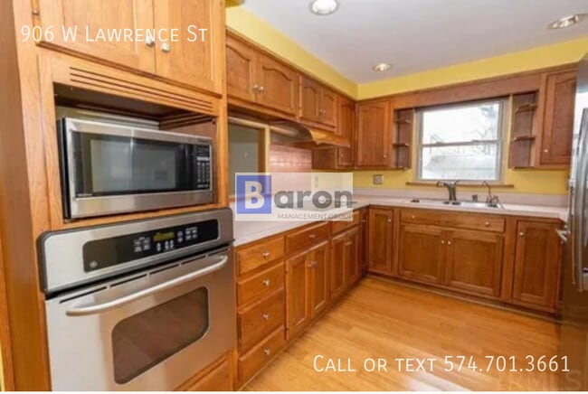 Building Photo - 906 W Lawrence St