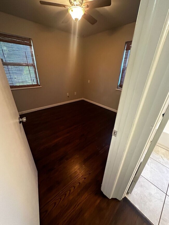 Building Photo - 5020 Memory Ln