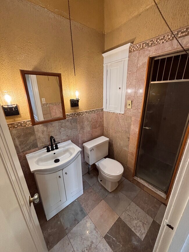 Master bedroom bathroom - 5650 Woodcrest Ave