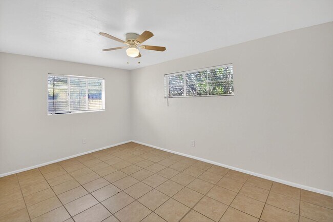 Building Photo - 2272 E Blacklidge Dr