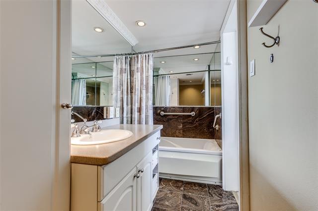 Building Photo - 6211 W Northwest Hwy