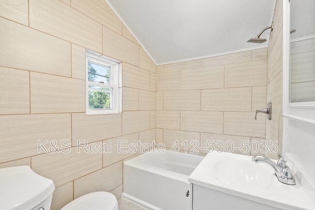 Building Photo - 1344 Fallowfield Ave