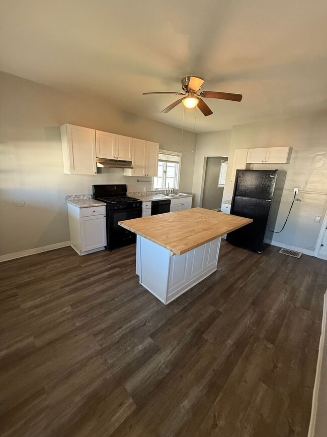 Building Photo - 2 Bed 1 Bath- Rochester PA