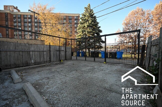 Building Photo - 1142 W 17th Pl