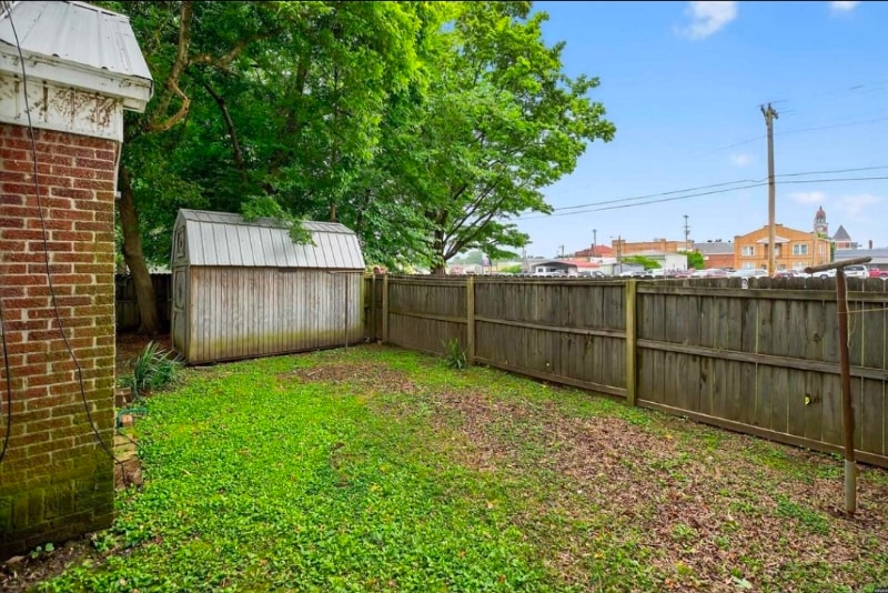 Building Photo - 304 S Poplar St