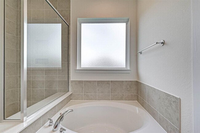 Building Photo - 8022 Pinebrook Arbor Ct