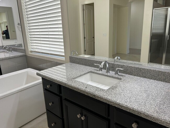 Building Photo - Beautiful home with generation suite in gated community