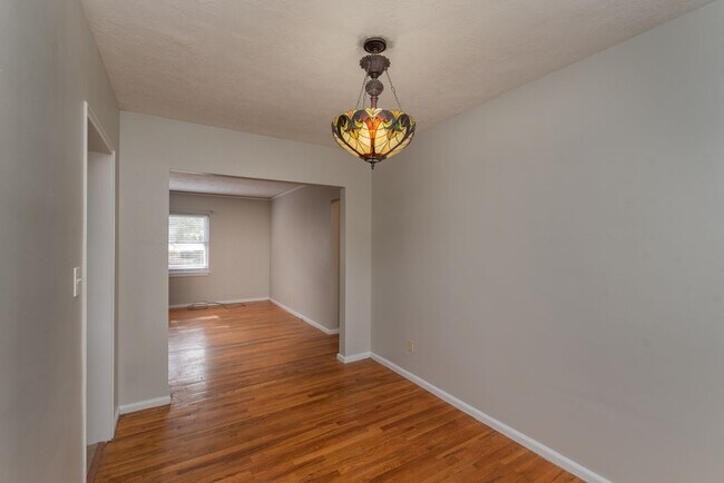 Building Photo - 2 bed/1 bath apartment for rent in Summerville, in-unit washer & dryer!