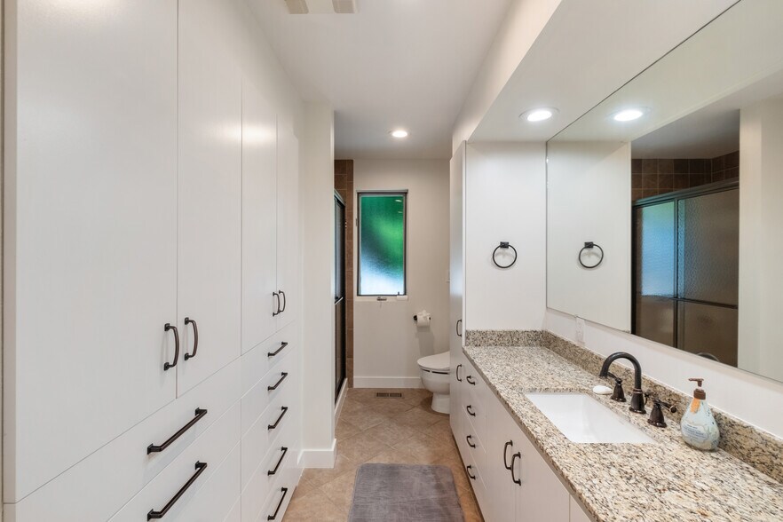 Building Photo - 639 W Lake Sammamish Pky NE