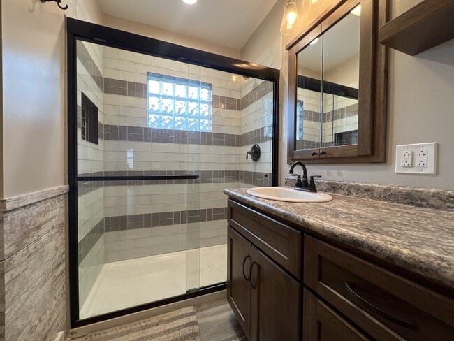 Building Photo - 1131 Colonial Dr E