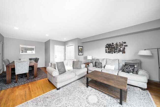 Primary Photo - 536 Grand St