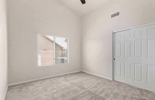 Building Photo - 4423 E Vista Val Verde Dr