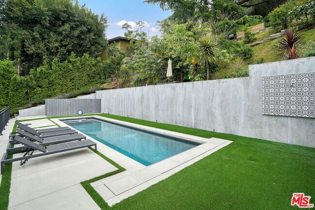 Building Photo - 2418 Canyon Oak Dr