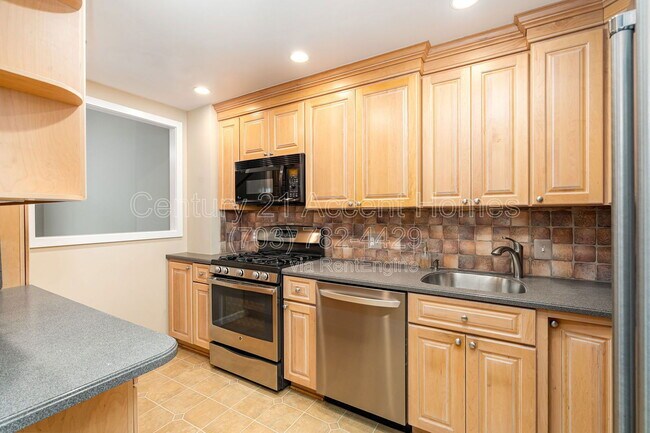 Building Photo - 1200 N Nash St