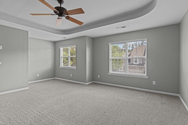 Building Photo - Gorgeous 3 Bedroom Townhome w/ Premium Finishes & Amenities - Pet Friendly!