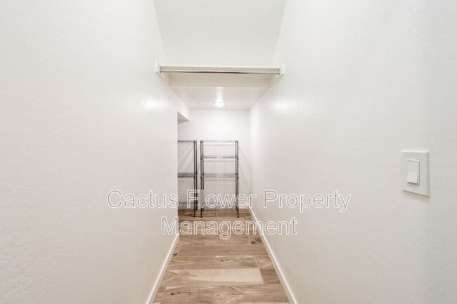 Building Photo - 2851 S Central Dr