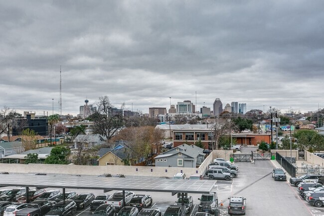 Building Photo - LUXURY 3-BEDROOM TOWNHOUSE AT GRAYSON HOUSE