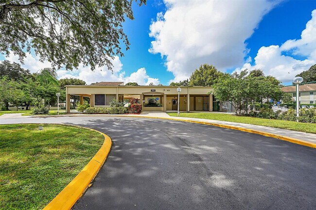 Building Photo - 719 Gardens Dr