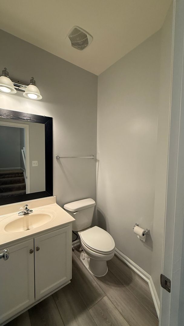 Building Photo - River Oaks Townhouse