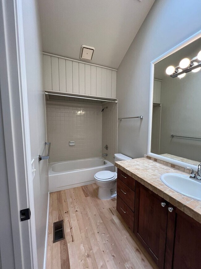 Building Photo - Fantastic 4 bed 3 bath home in the Highlan...