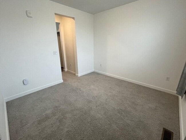 Building Photo - Modern 3-Bedroom Condo in Adventurous Daybreak!