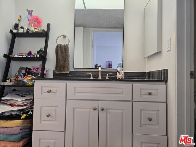 Building Photo - 991 S Idaho St