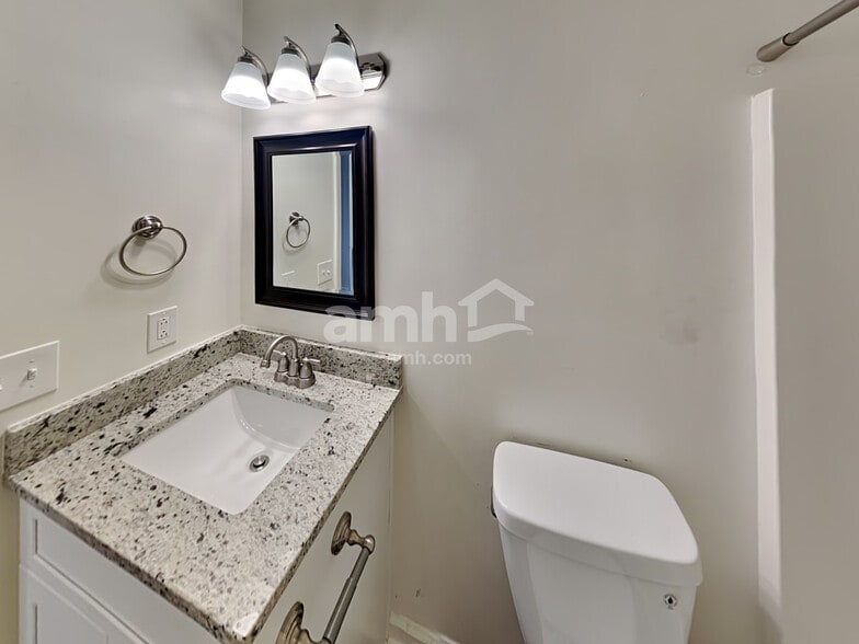 Building Photo - 2114 Debbie Ln