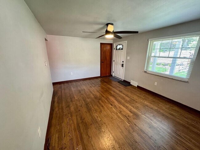 Building Photo - Charming 2-Bed 1-Bath Home in Avalon!